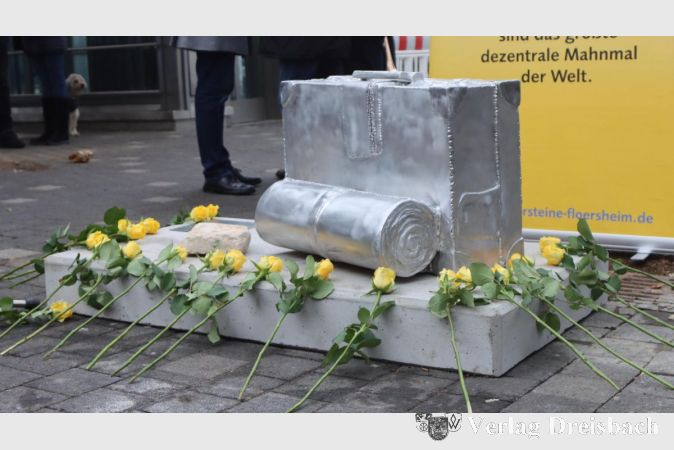 Die Kofferskulptur am Bahnhofseingang war Reinelts letzte größeres Werk, das den Weg in die Öffentlichkeit fand.