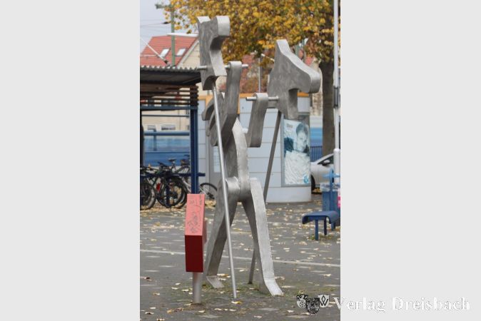 Seine Verbundenheit Reinelts mit der starken fastnachtlichen Kultur in Flörsheim setzte Reinelt in die Skulptur "Hall die Gail" um, die auf dem Bahnhofsvorplatz zu finden iist.