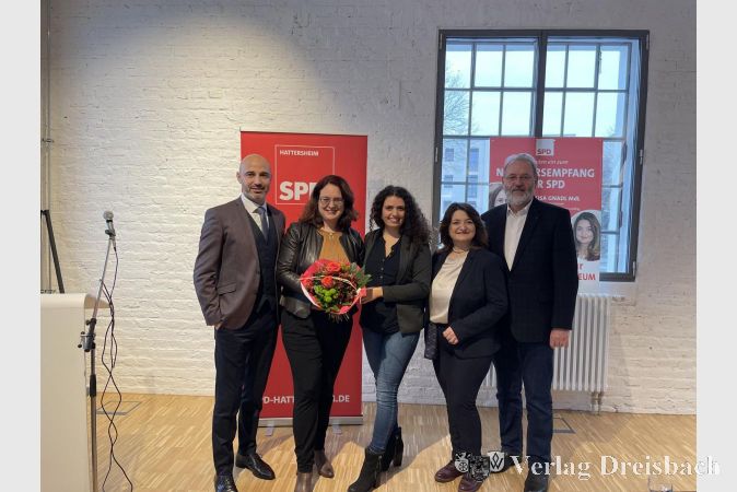 V.l.n.r.: Der Hattersheimer SPD-Vorsitzende Selim Balcioglu, die Landtagsabgeordnete und stellvertretende SPD-Fraktionsvorsitzende Lisa Gnadl, die MTK-Juso-Vorsitzende Selina Sanbakli, die designierte SPD-Landratswahl-Kandidatin Özlem Bumin und der Unterbezirksvorsitzende der SPD-Main-Taunus Michael Antenbrink.
