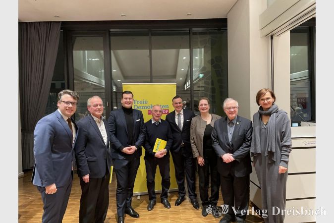 V.l.n.r.: Kreisvorsitzender Dr. Marcel Wölfle, Dr. Volker Leonhard, Kreisgeschäftsführer und Landtagskandidat Elias Shieh, Armin Ickstadt, der FDP-Spitzenkandidat zur Landtagswahl Dr. Stefan Naas, Landtagskandidatin Michaela Schwarz, der Vorsitzende der Liberalen Senioren Dr. Wolfgang Tischler und Bundesministerin Bettina Stark-Watzinger.