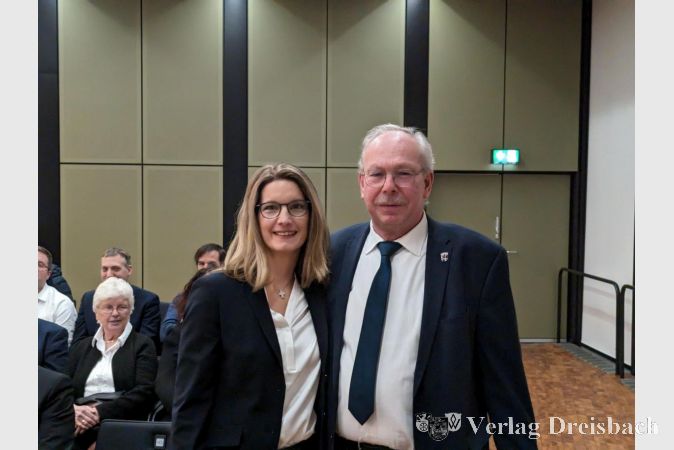 Karl Heinz Spengler beglückwünschte seine frisch gewählte Nachfolgerin Heike Seibert.
