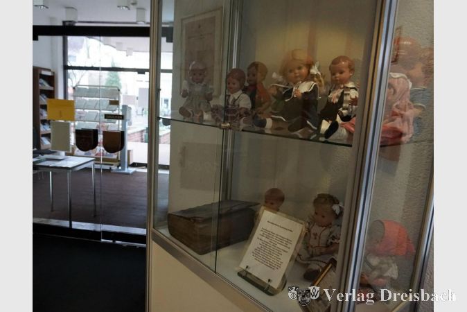 Der Heimatgeschichtlichen Sammlung wurden die Familien-Bibel und eine Puppensammlung vererbt, die nun in der Vitrine im Rathaus zu sehen sind.