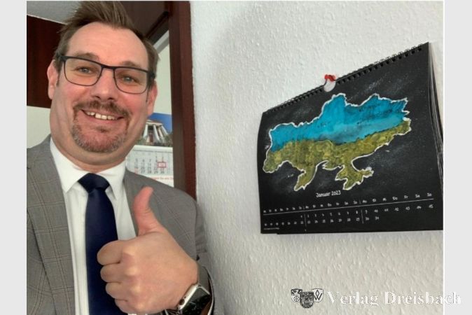 Bürgermeister Christian Seitz hat das Geschenk der Kinder bereits aufgehängt.