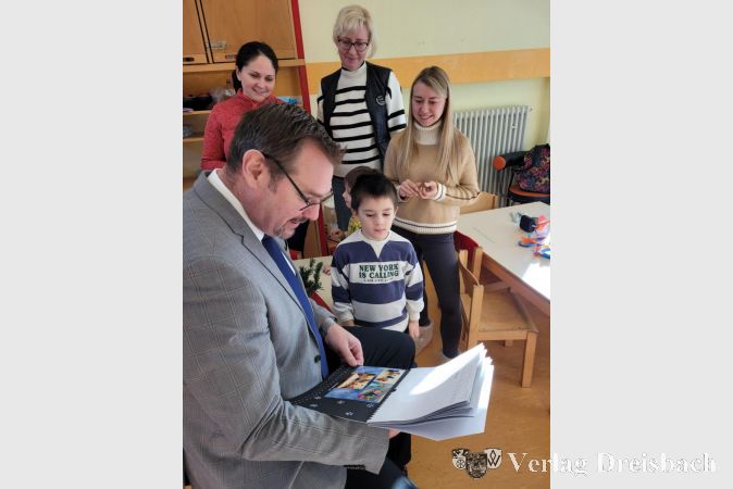 Der Bürgermeister machte im Rahmen seiner vorweihnachtlichen „Lesereise“ auch in der ukrainischen Spielgruppe Halt.
