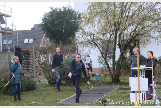 Flieg, Tannenbaum, flieg! Zum fünften Mal bot die TG Weilbach an und in der Jahnturnhalle einen Weitwurf-Wettbewerb an und stieß damit auf große Resonanz.
