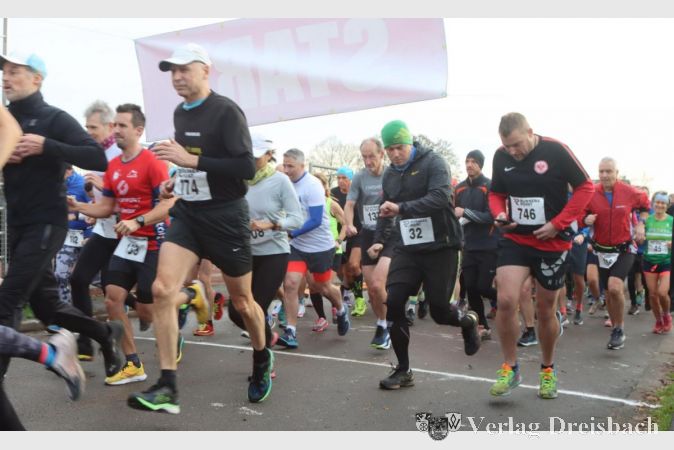 Das Hauptfeld mit 157 Läuferinnen und Läufern ging beim Silvesterlauf der TG Weilbach als erstes auf die Piste.