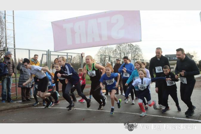 Als erste wieder im Ziel waren die Schnellsten unter den Kurzstreckenläufern über 1250 Meter. Erster Zieleinläufer überhaupt war dadurch Fabian Haag (graues Shirt, links).
