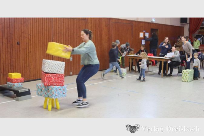 In der Halle galt es, fünf Geschenkpakete möglichst schnell in der richtigen Reihenfolge aufzustapeln.