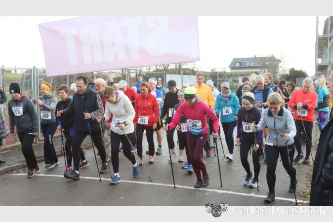 Die 20 Nordic Walker gingen auf eine 8,5 Kilometer lange Strecke, die Ersten kamen nach etwas mehr als einer Stunde im Ziel an.