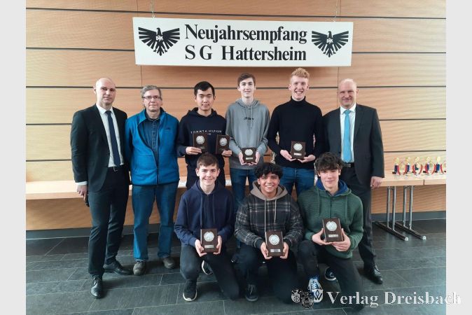 Stolz auf seine Tischtennis-Jugendmannschaft J18, die sowohl den Doppelsieg beim Kreispokal als auch die Siege beim Bezirks- und Hessenpokal holte, ist der neue Abteilungsleiter Bernd Bergmann (2. v. l.) und gratulierte den Nachwuchstalenten mit einer Plakette. Das Foto zeigt v. l. Ko-Vorsitzenden André Bienek, Bergmann, die Spieler Samuel Hu, Max Zierer, Jonas Siebert und Ko-Vorsitzenden Christian Klein, vorne die Spieler v. l. Philipp Horn, Amin Al-Khatib und Florian Roos.