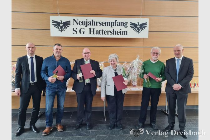 Für 50-jährige Mitgliedschaft in der SG DJK Hattersheim konnten die beiden Ko-Vorsitzenden André Bienek (links) und Christian Klein (rechts) Hans Schweikart, Junior, Dr. Ulrich Göbel, Mariafine Staudt und Franz Ascher (v. l.) mit dem Ehrenabzeichen in Gold 50 auszeichnen.