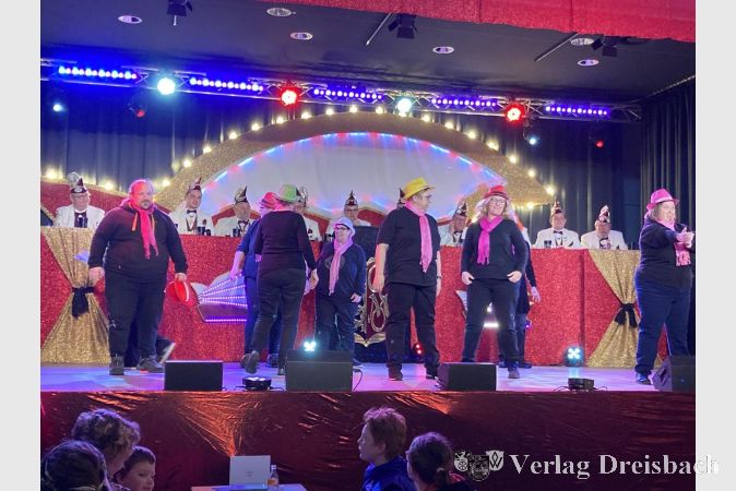 Die Tanzgruppe der Lebenshilfe MTK. Bunte Hüte und Schals und jede Menge gute Laune.