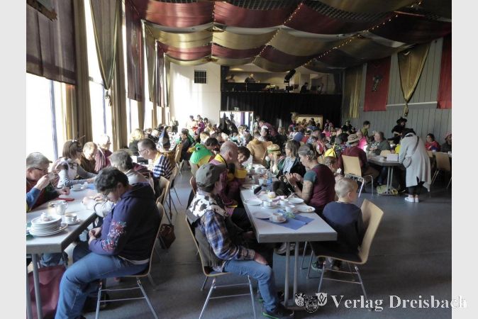 Im gut gefüllten Saal warteten etwa 120 Menschen auf den Beginn der Sitzung.