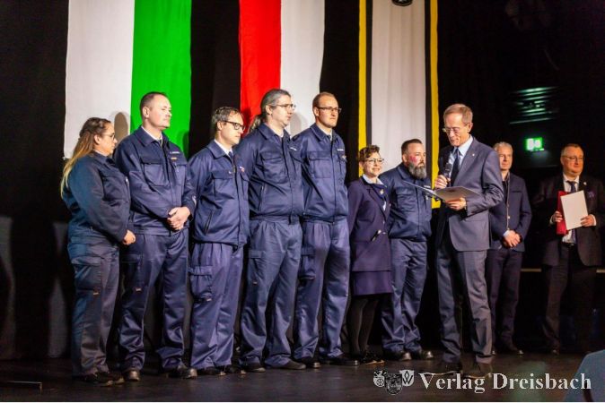 Staatsminister Axel Wintermeyer bei der Verleihung der Silbernen Brandschutzehrenzeichen am Bande für mindestens 25-jährige aktive und pflichttreue Dienstzeit.