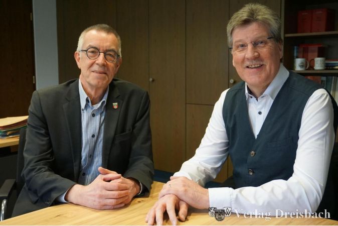 Uwe Lornatus (rechts), hier mit dem Ersten Beigeordneten Franz Jirasek, ist der neue Ortsgerichtsschöffe für das Ortsgericht Kriftel.