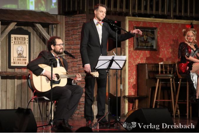 Er ist ein Doppelgänger: Johannes Bersch (r.), hier mit seinem Kompagnon Sebastian Kraus als "Kammersänger" zu sehen, kehrte direkt für seinen Soloauftritt als Motivationstrainer auf die Bühne zurück.