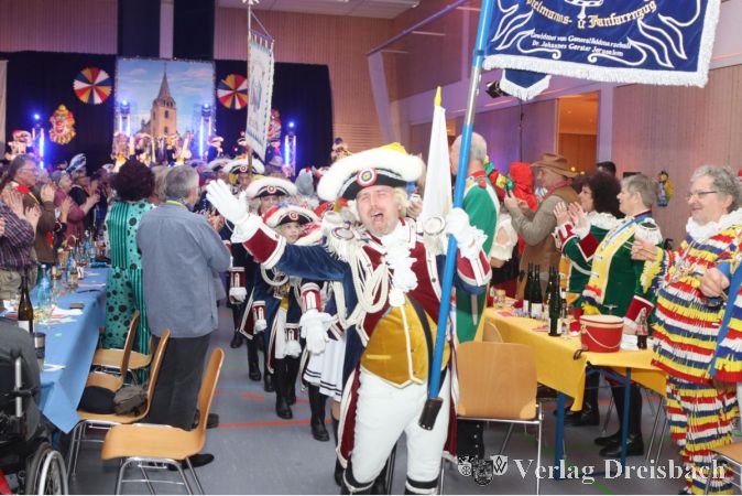 Der Fanfarenzug der Mainzer Ranzengarde eröffnete den zweiten Teil der Sitzung und brachte mit seinen rhythmischen Stücken den Saal zum Schwingen.