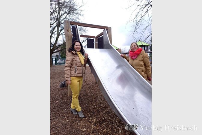 Ljudmilla Regeniter (li.) und Stefanie Wörndle begutachten die neu errichtete Rutsche, die es bereits auf dem alten Spielplatz gab.