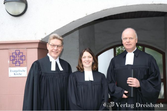 Pfarrerin Lisa Heckmann mit Dekan Dr. Martin Fedler-Raupp (links) und Propst Oliver Albrecht.