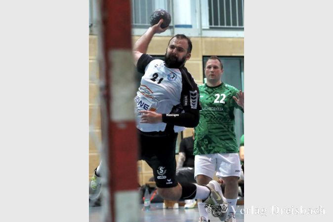 Kreisläufer Flo Heinzer brillierte nicht nur im Angriffsspiel mit vier Treffern, sondern verteidigte auch im Innenblock der HSG bärenstark.