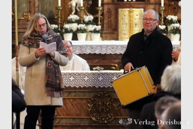 Hans-Jürgen Wagner präsentierte einen Koffer als symbolisches Utensil, das St. Josef in die neue Pfarrei einbringt.