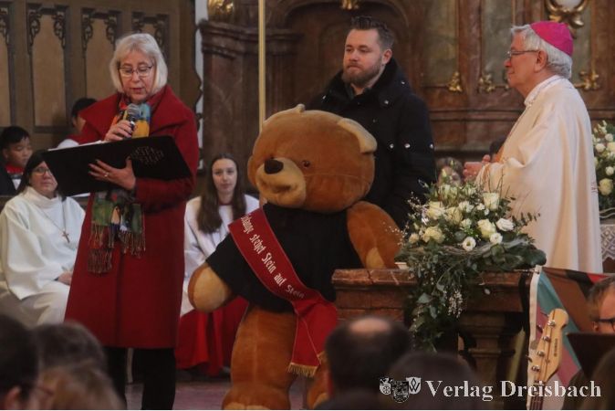 Die einzelnen Kirchenstandorte zeigten Gegenstände vor, die sie symbolisch für ihre Gemeinde stehend in St. Teresa am Main einbringen. Für St. Gallus steht demnach ein riesiger Stoffbär.