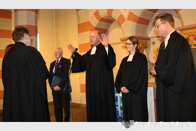 Mit dem Segen von Propst Oliver Albrecht (Mitte) wurde Pfarrer Martin Hanauer (l.) am Sonntag in den Ruhestand verabschiedet. Dabei waren auch Günther Battenfeld, stellvertretender Vorsitzender des Kirchenvorstandes I2.v.l.), Pfarrerin Anne Möller, die die vakante Stelle zunächst vertreten wird, sowie Dekan Martin Fedler-Raupp.