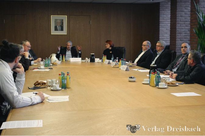 Die Inhalte des Offenen Briefes wurden auch in einem Gespräch von Landrat Michael Cyriax und der Ersten Kreisbeigeordneten Madlen Overdick mit den Bürgermeistern Klaus Schindling (Hattersheim), Dirk Westedt (Hochheim), Dr. Frank Blasch (Bad Soden), Alexander Immisch (Schwalbach) und Albrecht Kündiger (Kelkheim) bekräftigt.