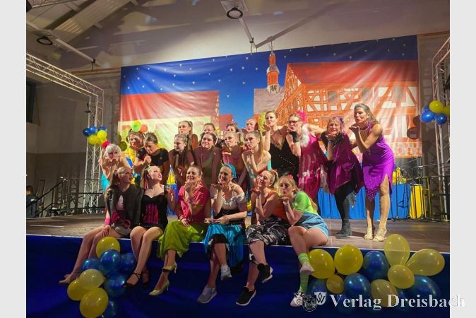 Die Showtanzgruppe Candy Girls und die „Old-Candys“ bei der diesjährigen Sitzung der Eddersheimer Kümmeldrescher.