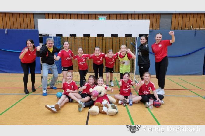 Die weibliche E-Jugend mit Trainerteam bejubelt den Sieg gegen Wiesbaden.