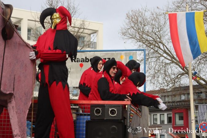 Die "Raabekazze" hatten einen großen Wagen gebaut und forderten daher "Heil die Gail und mach mal Platz".