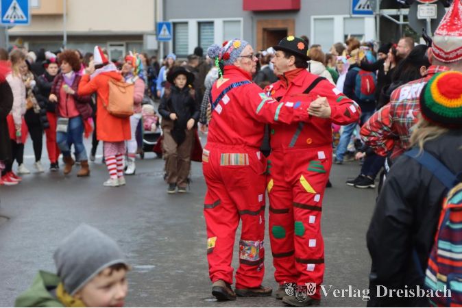 Getanzt wird beim Flörsheimer Umzug bisweilen nicht nur von den aktiven Gruppen, dieses Paar nutzt die Wartezeit auf den Zug für eine kleine Einlage.