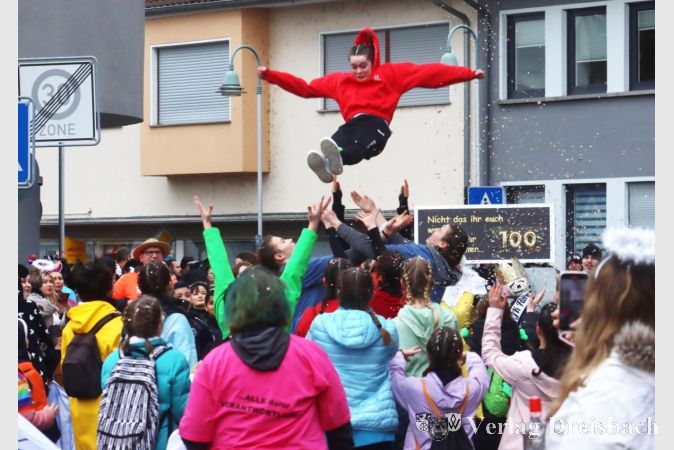 Die DJK SC Schwarz-Weiß Flörsheim bot der Tribüne an der Ecke Bahnhofstraße/Erzbergerstraße Artistik.