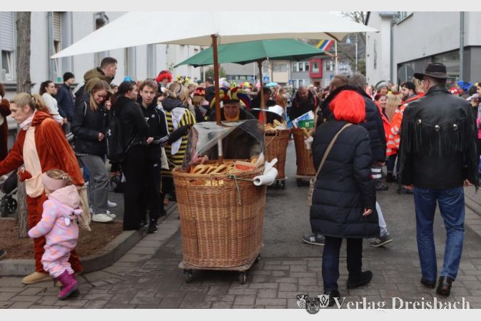 Vor und während des Umzugs boten mehrere rollende Brezelwagen Käsestangen und Co an.