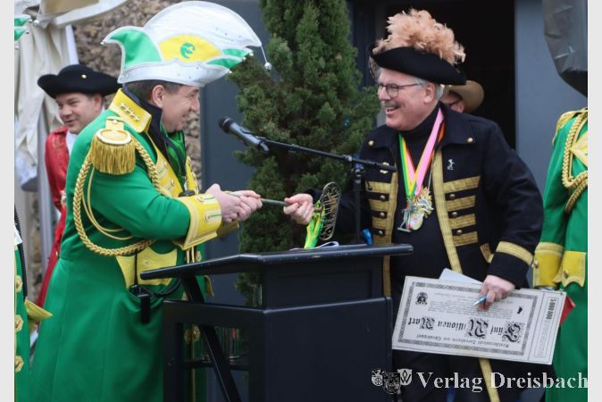 Der Bürgermeister musste seinen Schlüssel vom Rathausgebäude bis Aschermittwoch abgeben, wirkte darüber aber nur wenig zerknirscht.