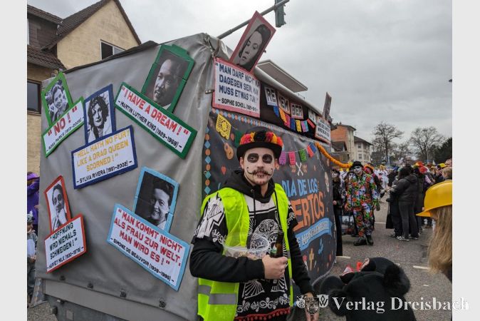 Die Privatgruppe Krüger rückte berühmte Aktivistinnen und Aktivisten für Menschenrechte in den Mittelpunkt ihres an den mexikanischen "Dia de Muertos" angelehnten Beitrags - und wurde dafür vom Zugkommitee prämiert.