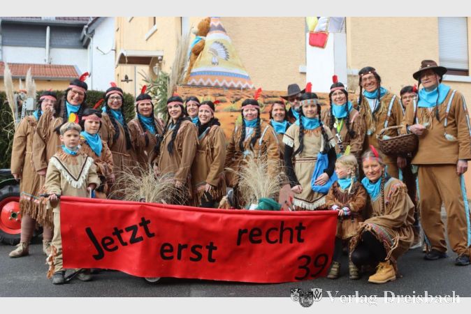 Die "Soko Flörsheim" ärgerte sich so über die Diskussionen um die kulturelle Aneignung, dass sie sich einheitlich als Menschen indigener Abstammung einkleideten.