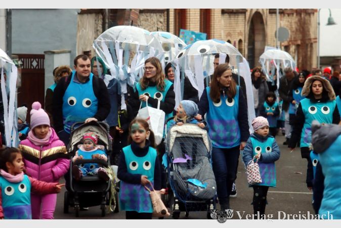 Beim Kindermaskenumzug zeigte die Kita Purzelbaum sich mit ihrer Ausstattung bestens auf das etwas regnerische Wetter vorbereitet.
