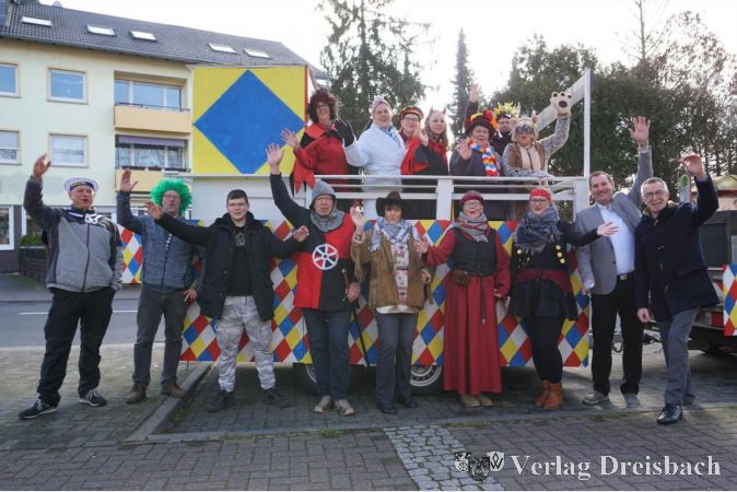 Die Krifteler Heimat- und Festwagengesellschaft mit ihrem diesjährigen Festwagen vor dem Rat- und Bürgerhaus. Rechts im Bild Bürgermeister Christian Seitz und der Erste Beigeordnete Franz Jirasek.