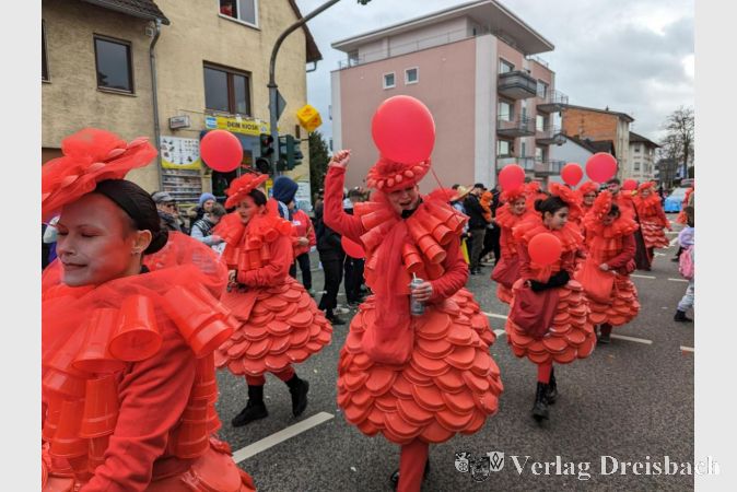 Ebenfalls ausgezeichnet: Die "Recycled Dancers" in ihren aufwendig gestalteten Plastikkostümen.