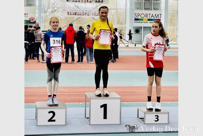 Links auf Platz 2 Anastasia Breuninger.