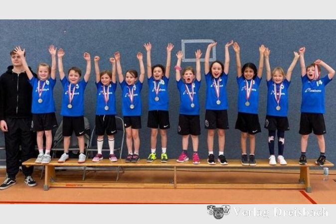 Die F2-Jugend jubelt nach ihrem schönen Spielfest in Sindlingen.