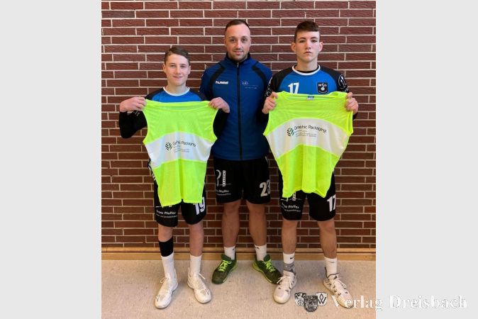 Die Jugendspieler nahmen die Leibchen-Spende von Melvyn Irmer gerne entgegen.