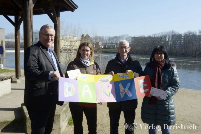 Scheckübergabe am Eddersheim Pavillon. Von links: Bürgermeister Klaus Schindling, Daniela Seel vom Kath. Kindergarten St. Josef Vogelnest, Dieter Freidhof und Anke Schäfer-Karius von der Villa Kunterbunt.