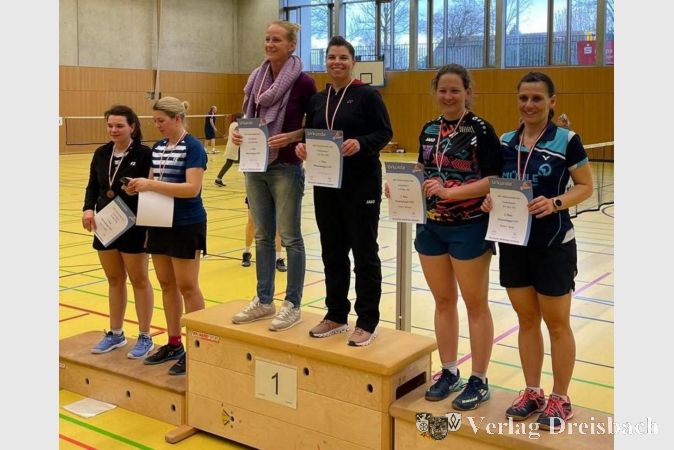 Hessenmeister im Damendoppel O35 Katrin Remsperger (Mitte r.) und Jennifer Ludwigs.