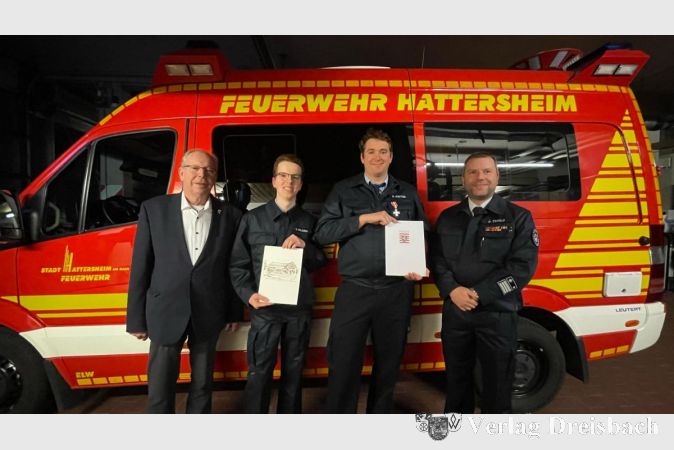 Ehrungen und Beförderungen. V.l.n.r.: Erster Stadtrat Karl Heinz Spengler, Niklas Pilgrim, Martin Reuter und Stadtbrandinspektor David Tisold.
