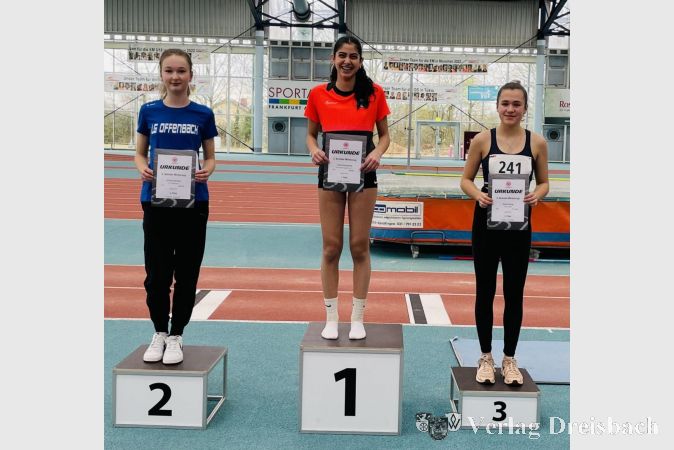Rechts auf Platz 3 Sarah Hennig.
