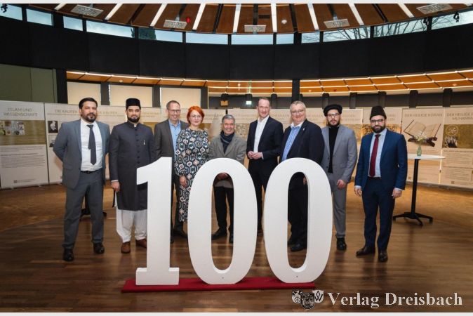 100 Jahre Ahmadiyya Muslim Jamaat in Deutschland. Es feierten mit (v.l.n.r): Absar-ul-Haq Malik, Hamza Naseer Ahmad, Kai Klose, Madlen Overdick, Hüsamettin Eryilmaz, Norbert Altenkamp, Klaus Schindling, Hisham-ul-Haq Malik und Hasanat Ahmad.