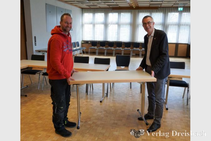 Der Erste Beigeordnete Franz Jirasek (rechts) und Hausmeister David Wenzel mit den neuen Möbeln in Saal I des Rathauses.