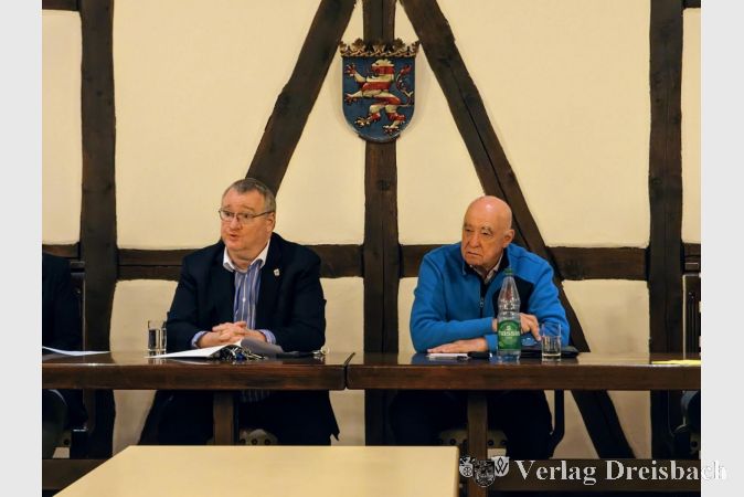 Bürgermeister Klaus Schindling (links) und Manfred Göttlicher stellten die angedachten Zielsetzungen für die Städtepartnerschaften vor und sammelten Ideen zu deren Belebung.